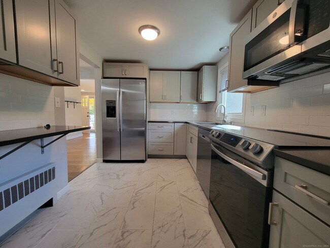 Building Photo - 90 Cedar Ln