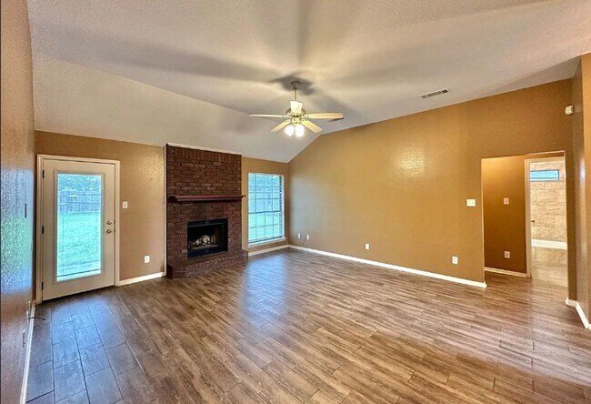 Building Photo - Thoughtfully Designed Home with Spacious Interior