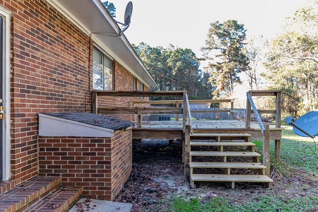 Building Photo - 3 BR, 1.5 BA w/ Garage in Goldsboro