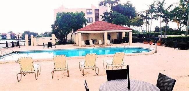 Building Photo - 114 Lake Emerald Dr