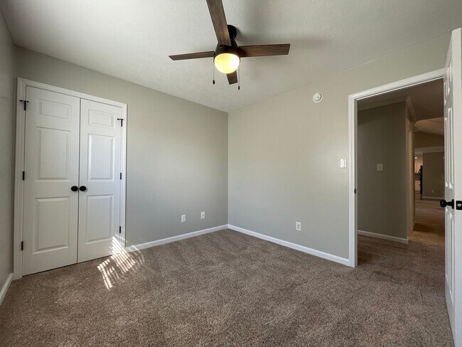 Building Photo - Immaculate and Move In Ready on Newport!