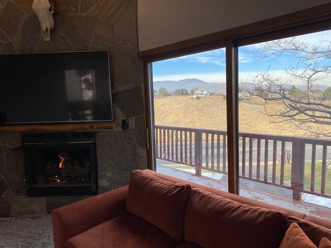 Building Photo - 3580 Skyline View Dr