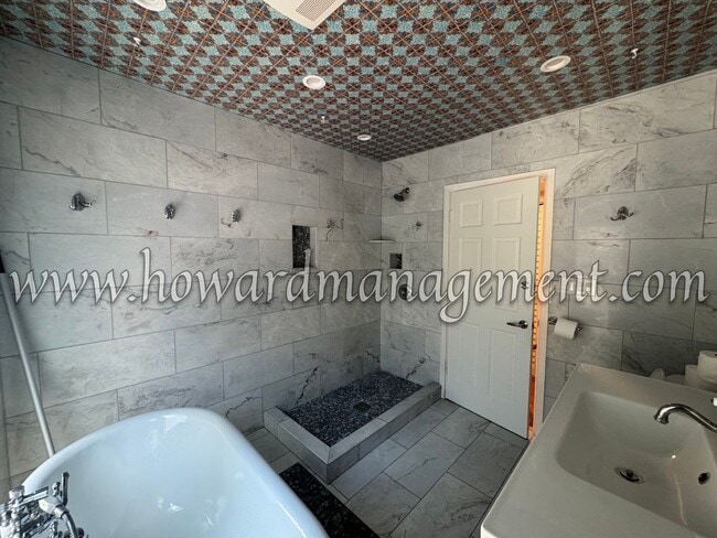 Building Photo - Private and Cozy 4 Bedroom Home located in...