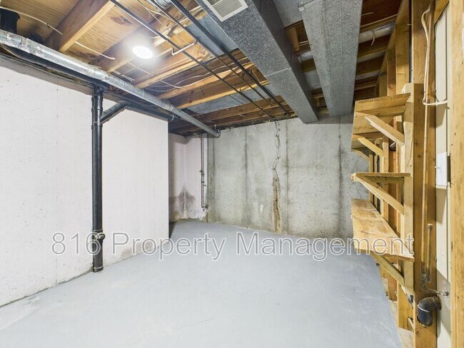 Building Photo - 6900 Orchard St