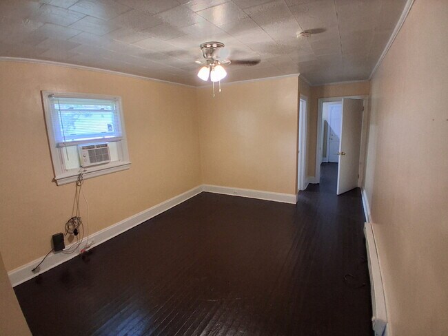 Building Photo - 526A Center Street