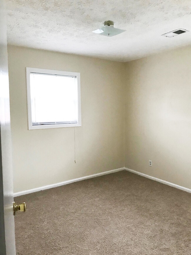 Building Photo - Nice 3 BR Home! Off-Street Parking, W/D Hookups, Fenced Yard, Utility Room, Pets Ok!