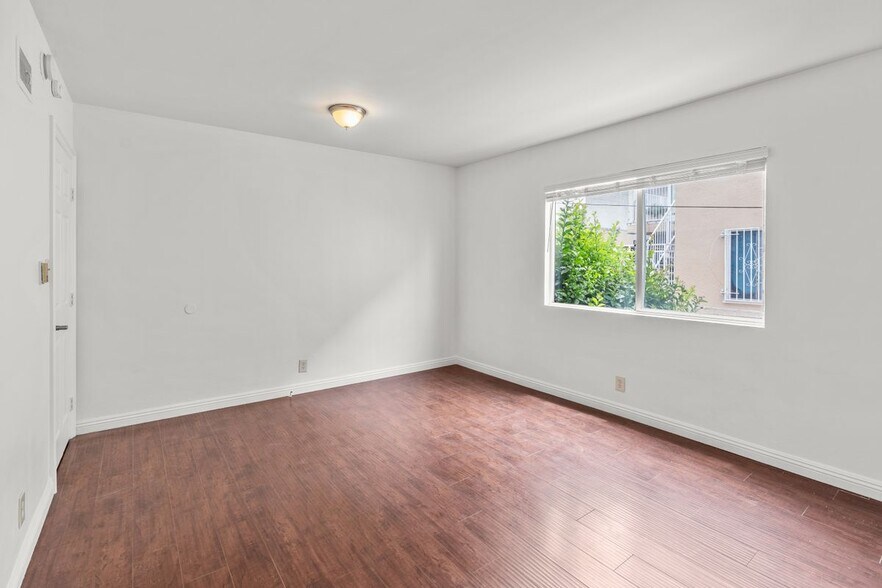 Building Photo - 1142 Serrano Ave