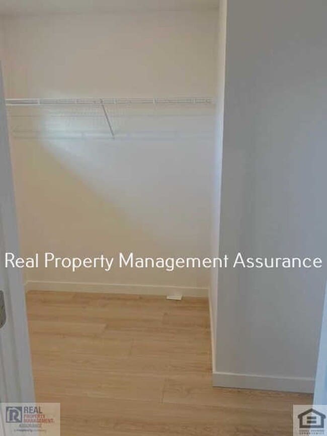 Building Photo - Modern 3 Bedroom Duplex With Garage!!