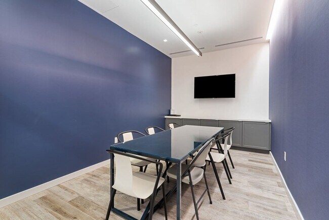 Building Photo - 841 Beacon St