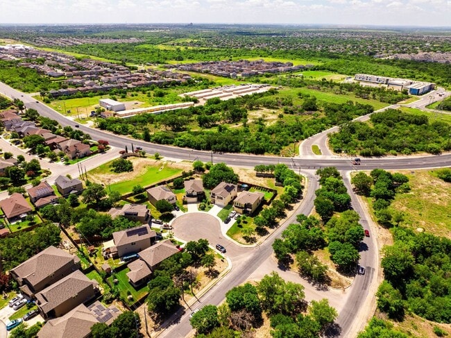 Building Photo - 2 WEEKS FREE RENT w/ 12 Month Lease!!!!!