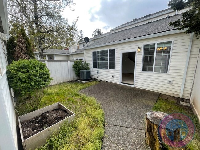 Building Photo - Sunnyside Townhome Close to Restaurants  &...