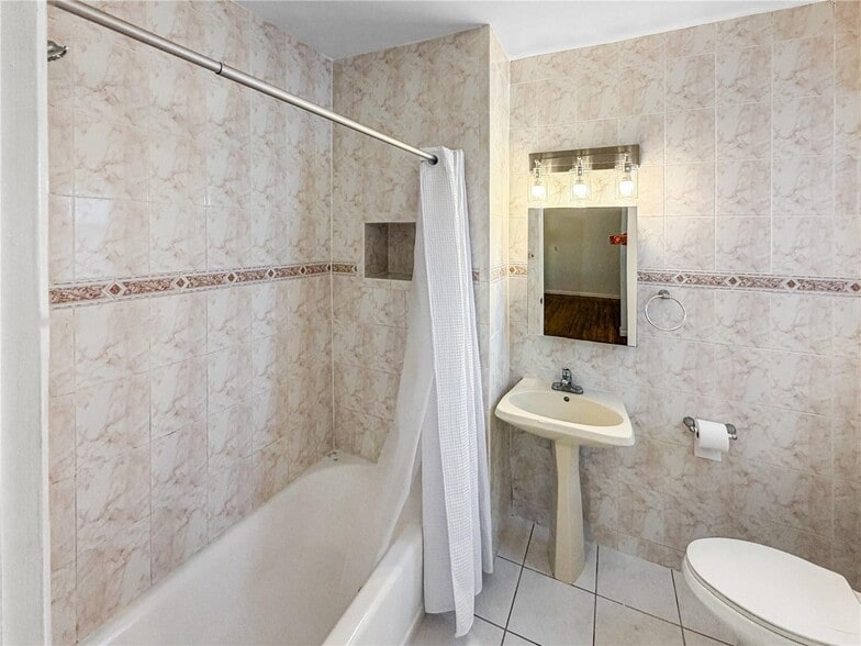 Building Photo - 1575 SW 12th Ave