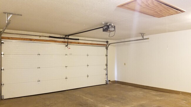 Building Photo - 749 Hilltop Ln