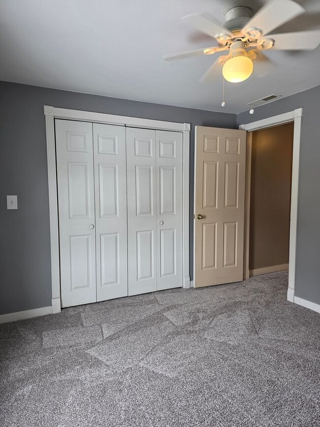 Building Photo - Small Town Home with Lots of Room