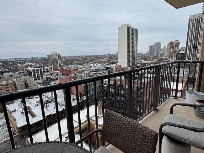 Building Photo - 1540 N La Salle Dr