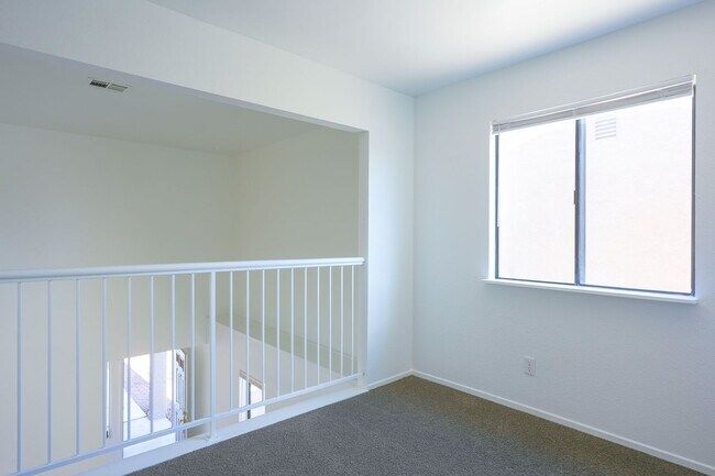 Building Photo - Stunning 3 Bed / 2.5 Bath Home w/ Loft, Two-Story Atrium & Remodeled Kitchen