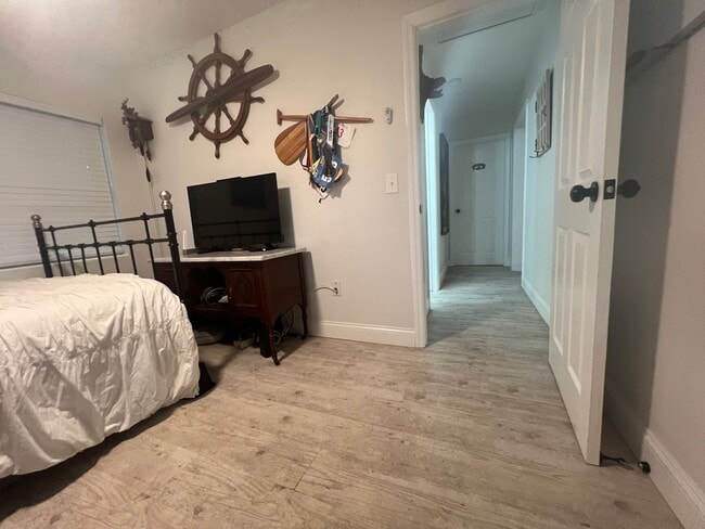 Building Photo - DUNEDIN FL LIVING 3/1 HOME