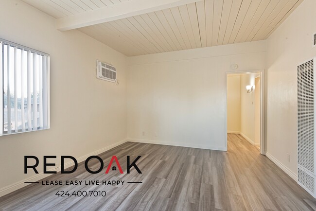 Building Photo - Charming, Bright and Spacious Top Floor On...