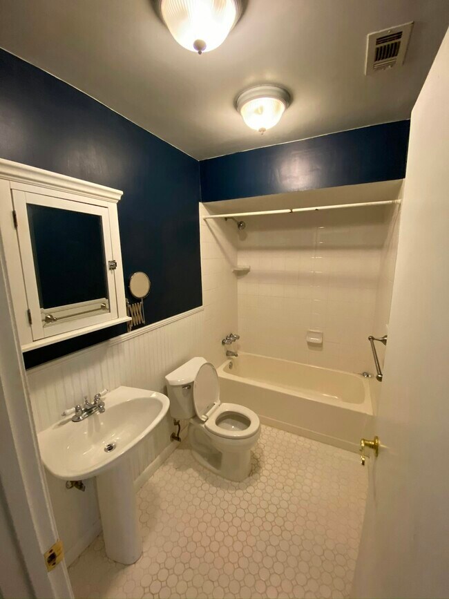 Building Photo - 401 Philco Dr