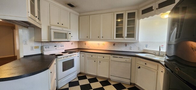 Building Photo - For Rent- Terrell Hills -2bed, 2 bath Home