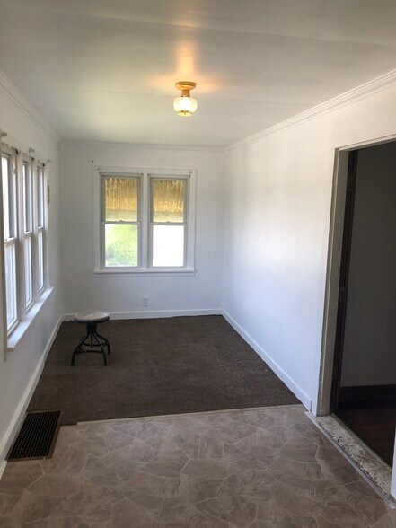 Front entryway (enclosed porch) - 14607 Hoyne Ave