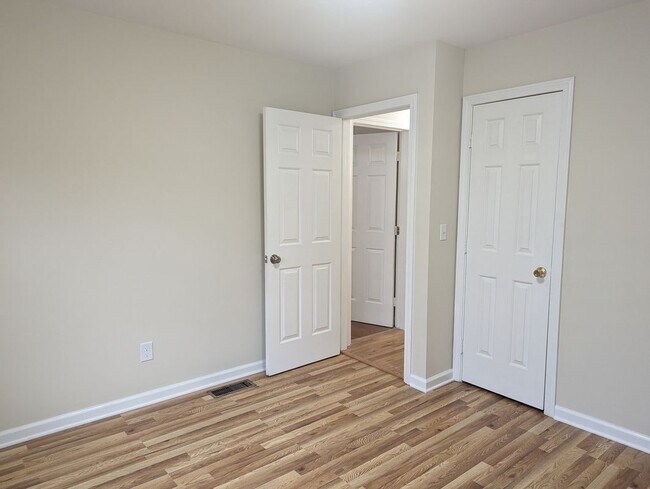 Building Photo - 33 Hallock St