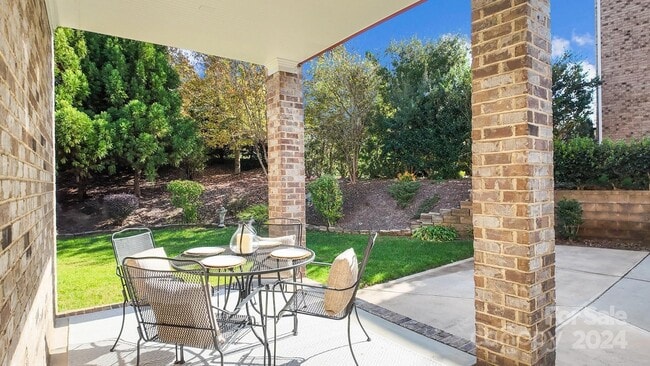 Building Photo - 9440 Wallace Pond Dr