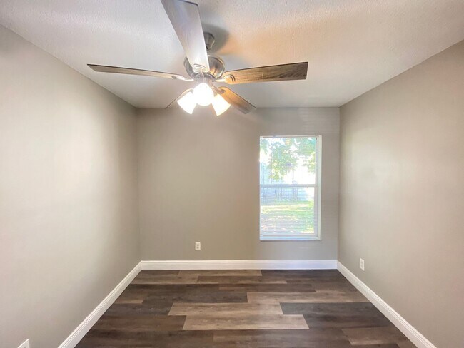 Building Photo - 2439 Harbor Town Dr