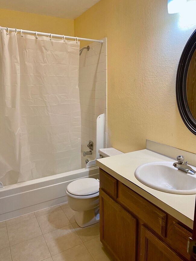 Building Photo - Evolve Real Estate: Beautiful Condo in Garrison Square Available June 3rd!