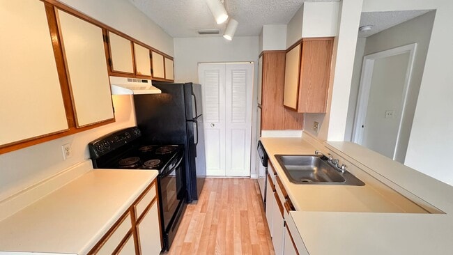 Building Photo - Available NOW! Charming 2 BD / 2 BA in Orl...