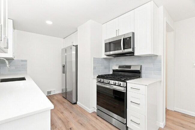 Building Photo - Beautiful Magnolia Home with Updated Kitchen, Spacious Yard & Flexible Living Space!- Available N...