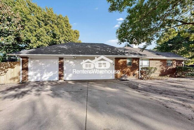 Building Photo - Completely Refreshed NRH Home Move IN Ready.