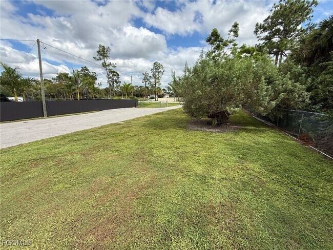 Building Photo - 3335 Everglades Blvd S