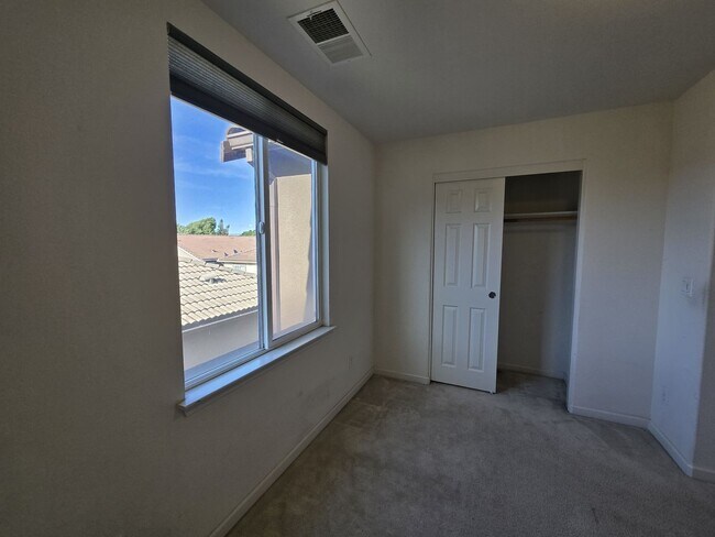 Building Photo - Stunning 3BR 3.5 BATHROOM House in Hayward
