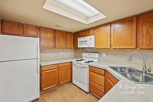 Building Photo - Spacious & Unique 3BD/2BA Townhome w/ Gara...