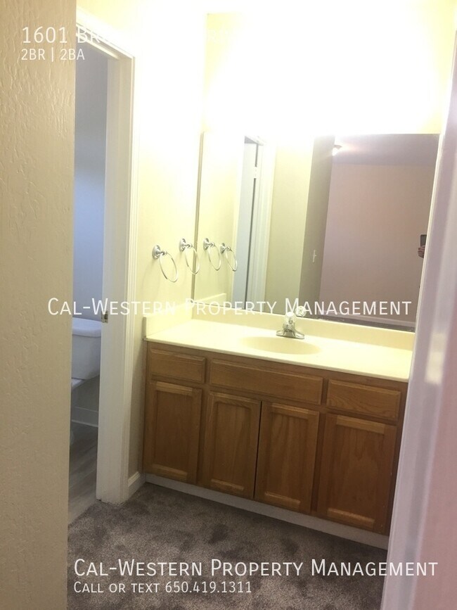 Building Photo - 1601 Brookvale Dr