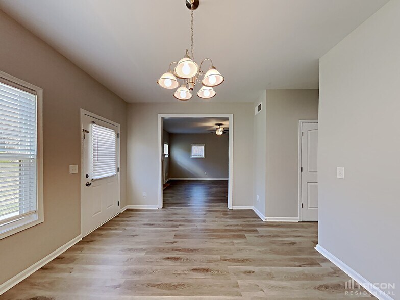 Building Photo - 15 Oakbrook Dr