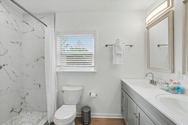 Building Photo - 713 Stafford St