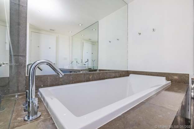 Building Photo - 475 Brickell Ave