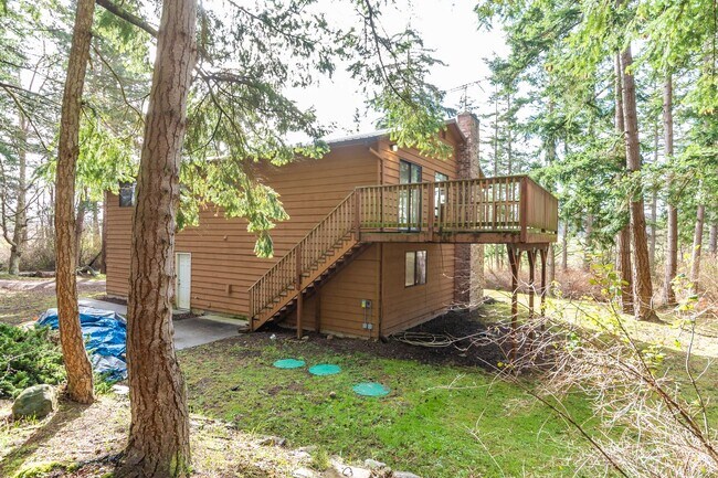 Building Photo - Large Private Rural Home Just West of Downtown Oak Harbor on 5 acres