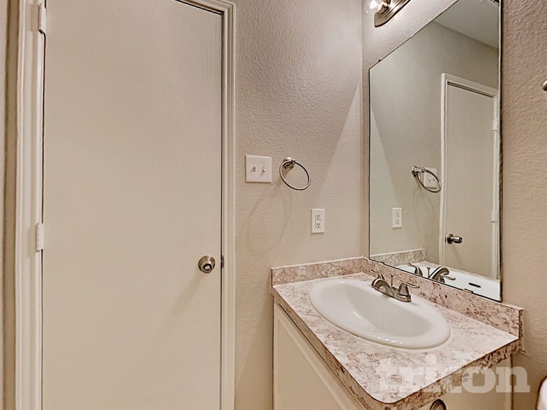 Building Photo - 1320 Cleardale Dr