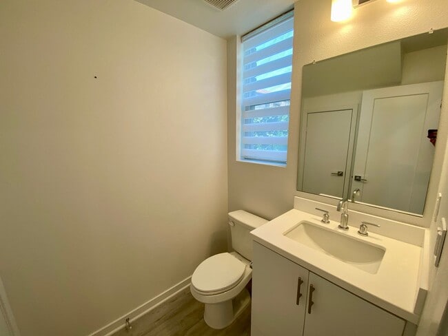 Building Photo - Like New! 1 Bed, 1.5 Bath Townhouse in Covina