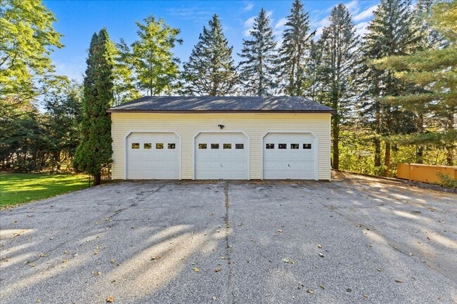 Building Photo - Well-Cared for historic beauty in private setting tucked in the Hill Section