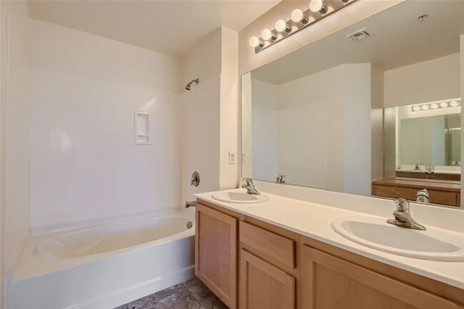 Building Photo - 2 Bedroom Mid-Rise Condo at PARK AVENUE!