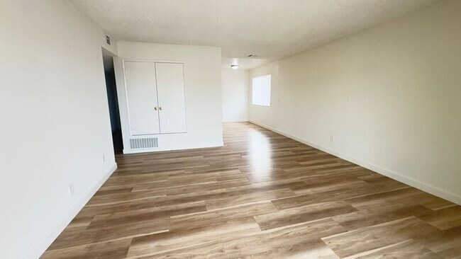 Building Photo - 1520 N California Ave