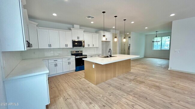 Building Photo - 6216 W Sierra Vista Dr