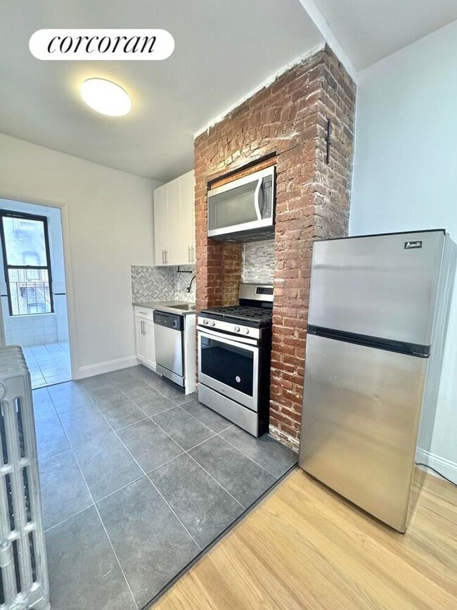 Building Photo - 509 E 81st St