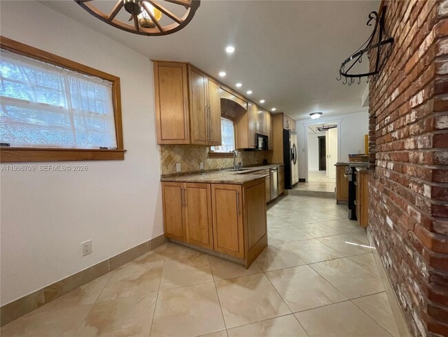 Building Photo - 258 SW 1st Ct