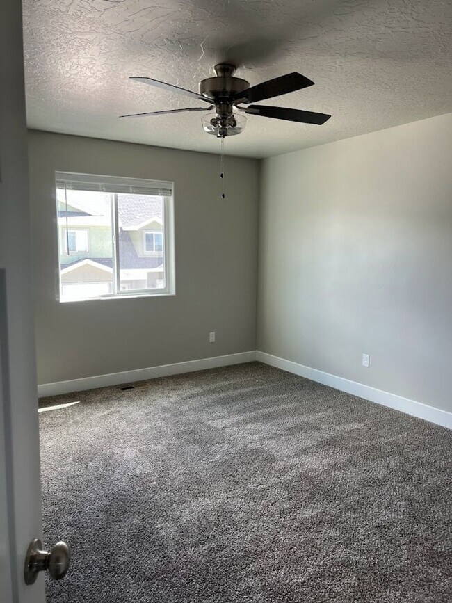 Building Photo - Cedar Reserves Town Home!