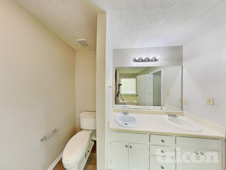 Building Photo - 555 N Oakland Cir